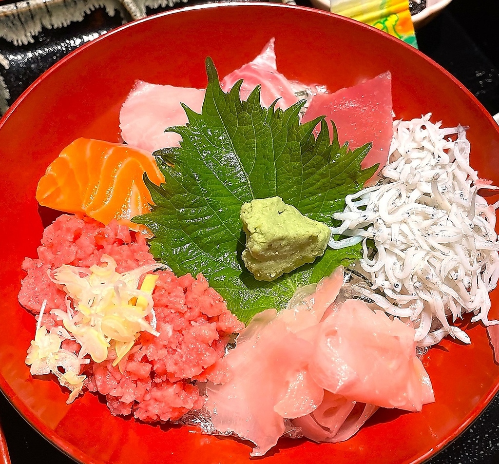 ランチタイムはお得がいっぱい。平日はアルコール半額中！昼飲みに最適です！！