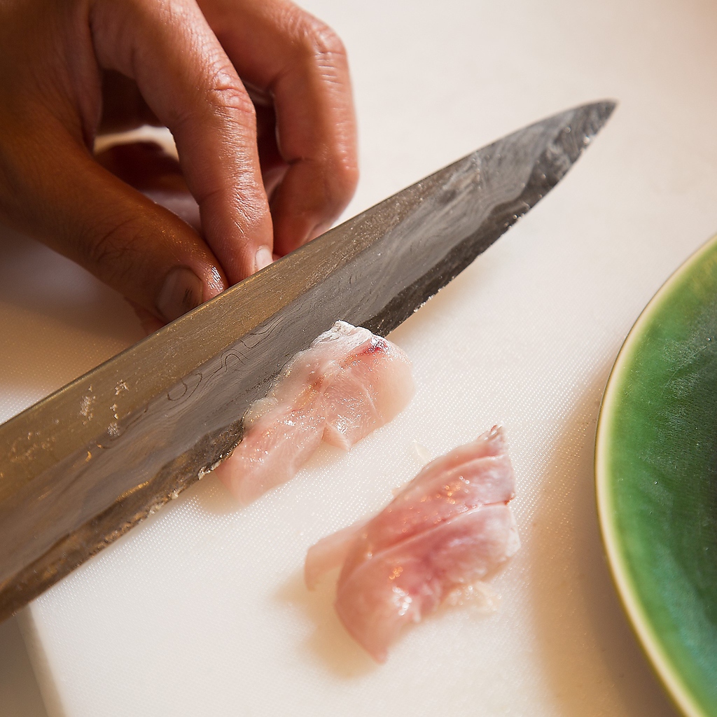 寿司屋で修行を積んだこの道15年の職人が、ひとつひとつ手さばきで仕上げます。