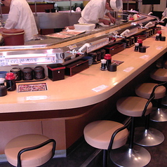 和の雰囲気を感じる温かみのある空間で食材にこだわった本格江戸前寿司をお手頃にお召し上がりいただけます。サクッとお寿司を楽しみたい方におすすめです。