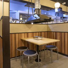 周りを気にせず楽しめるテーブル席もご用意！宴会にもおススメです