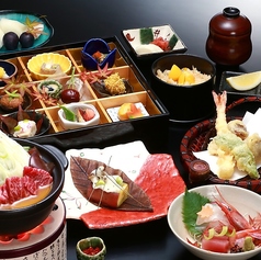 【飛騨の郷】季節の前菜9種や天麩羅盛り合わせを含む全7品 8400円(税込)