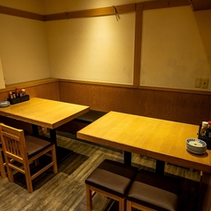 【テーブル席2～8名様】親しい友人といつもと違う雰囲気を楽しみませんか♪仕事帰りやショッピングの後に、気軽に立ち寄れる空間が魅力的です！美味しい飲み放題メニューも充実しており、各種宴会にも最適です。大切な人との特別な時間を演出する、居心地の良いテーブル席でお待ちしております！