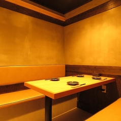 【完全個室：4名様】暖簾で区切られた、和の趣を感じる明るい雰囲気のベンチシートのテーブル席完全個室。こちらは完全個室のため、周りを気にすることなく自分たちだけのプライベートな時間をお過ごしいただけます。仲良しのお友達同士の集まりや、少人数での各種宴会にも最適。人気のお席のため、ご予約はお早目に。