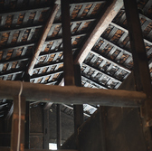 天井は築100年の重みを感じます。