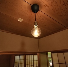 ダウンライトがほっと落ち着く個室。和のインテリアが大人の雰囲気を醸し出す店内でごゆっくりとお食事とお楽しみください。