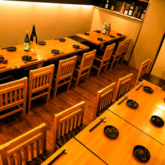 【少人数宴会にも◎落ち着いたテーブル席をご用意♪】3名様~4名様向けのテーブル席は、会社帰りの飲み会やご友人との語らいの場にぴったり！静かにゆったり過ごせる空間で、美味しい料理とともに上野の夜を満喫していただけます。ご利用シーンに合わせて、その日一番快適なお席をご案内いたします。