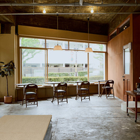 1Fは両側全面窓で開放的な空間