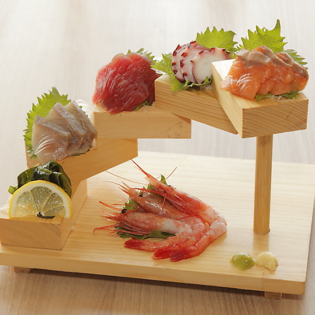 季節ごとに変わる鮮魚を目でも舌でもご堪能いただける刺し盛りはSNS映えも◎