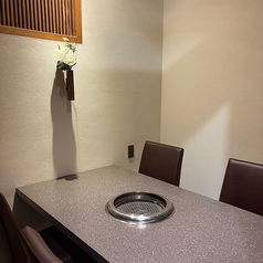 【テーブル席完全個室：～4名様×6部屋】落ち着いた雰囲気で楽しむ、プライベート空間。少人数で使いやすいテーブル席の完全個室は、最大4名まで×6部屋。友人との集まりや会社帰りの一杯、普段のごはんにもぴったり。大衆焼肉スタイルで気取らず、にぎやかに食べて飲んで、笑って話せます。