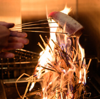 「炭火」と「藁」を使って色々なものを調理しています。