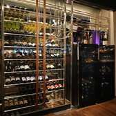 厳選されたワインを豊富に取り揃えたワインセラーをご用意しております。多彩なラインナップが揃い、お料理とのペアリングを楽しむことができます。お肉・お魚・前菜など、お料理に合わせて最適なワインをお選びいただき、特別なひとときを演出します。ぜひ、心ゆくまでご堪能いただき、素敵な時間をお過ごしください。