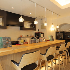 ハイチェアのバーカウンターは全6席。やわらかな灯りの下、目の前で注がれるワインを眺めながら、静かに流れる時間をお楽しみいただけます。おひとり様でふらっと立ち寄る方も多く、会話を楽しむもよし、グラス片手に物思いにふけるもよし。ワインとの距離がいちばん近いこの空間は、大人のリラックスタイムにぴったり◎