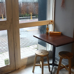 2名様掛けのテーブル席をご用意しております♪少人数でのご利用や、大切な方とのデートにもぴったりです◎落ち着いた雰囲気の店内で、くつろぎのひとときをお過ごしいただけます。