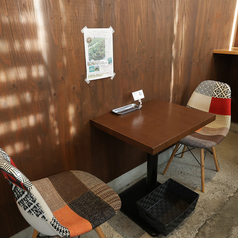 2名掛けテーブルは恋人同士など、大切な方とのひとときにぴったり♪ぜひ、おしゃれな空間で、思い出に残る時間をお過ごしください♪席同士の間隔も広く、プライベート感◎