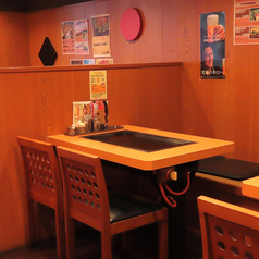 2階フロアには、4名様掛けのテーブル席を8卓ご用意。広々とした開放的な空間は、ご友人同士の集まりや女子会、カジュアルな飲み会に最適です。各テーブルに鉄板を完備しているため、グループごとに自分たちのペースでワイワイとお好み焼き作りを楽しめるのが魅力です。