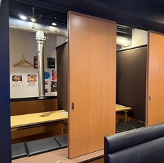 4～6名で座れるテーブル席は、会社帰りの仲間との飲み会や友人との集まりにぴったり。掘りごたつ半個室座敷タイプもあり、長時間でも快適に過ごせます。コース料理利用にも便利なスタイルです。