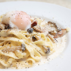 スモークベーコンときのこ 温泉卵のクリームパスタ