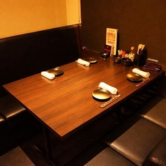 【全席喫煙OK！】4～6名様用テーブル席。飲み会や会社のちょっとした打ち上げにもオススメ！1つのテーブルを囲んで会話が弾むこと間違いなし◎是非、当店自慢のお料理とお酒をご堪能ください♪