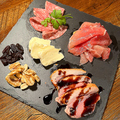 料理メニュー写真&nbsp;前菜の盛り合わせ（生ハム・合鴨・サラミ・チーズ）