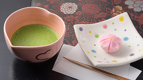 本格的なお抹茶と季節の上生菓子を楽しむ事が出来るお茶屋さんです♪