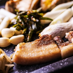 韓国焼肉の定番！カリッカリの豚バラとお野菜を一緒に楽しむサムギョプサル★女子会にもぴったりです！！の写真