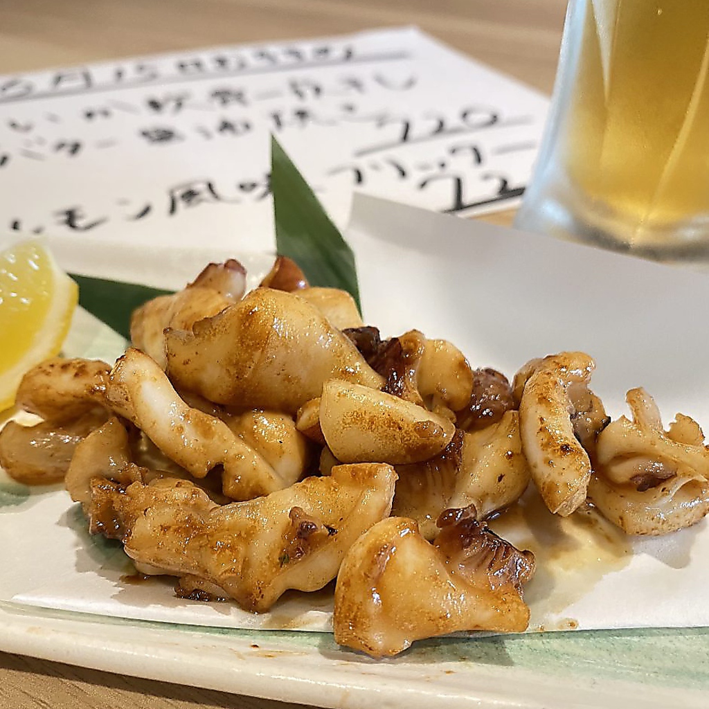 単品メニューも種類豊富にご用意。イカの一夜干しを使った「イカのバター醤油焼き」は酒の肴に最適！