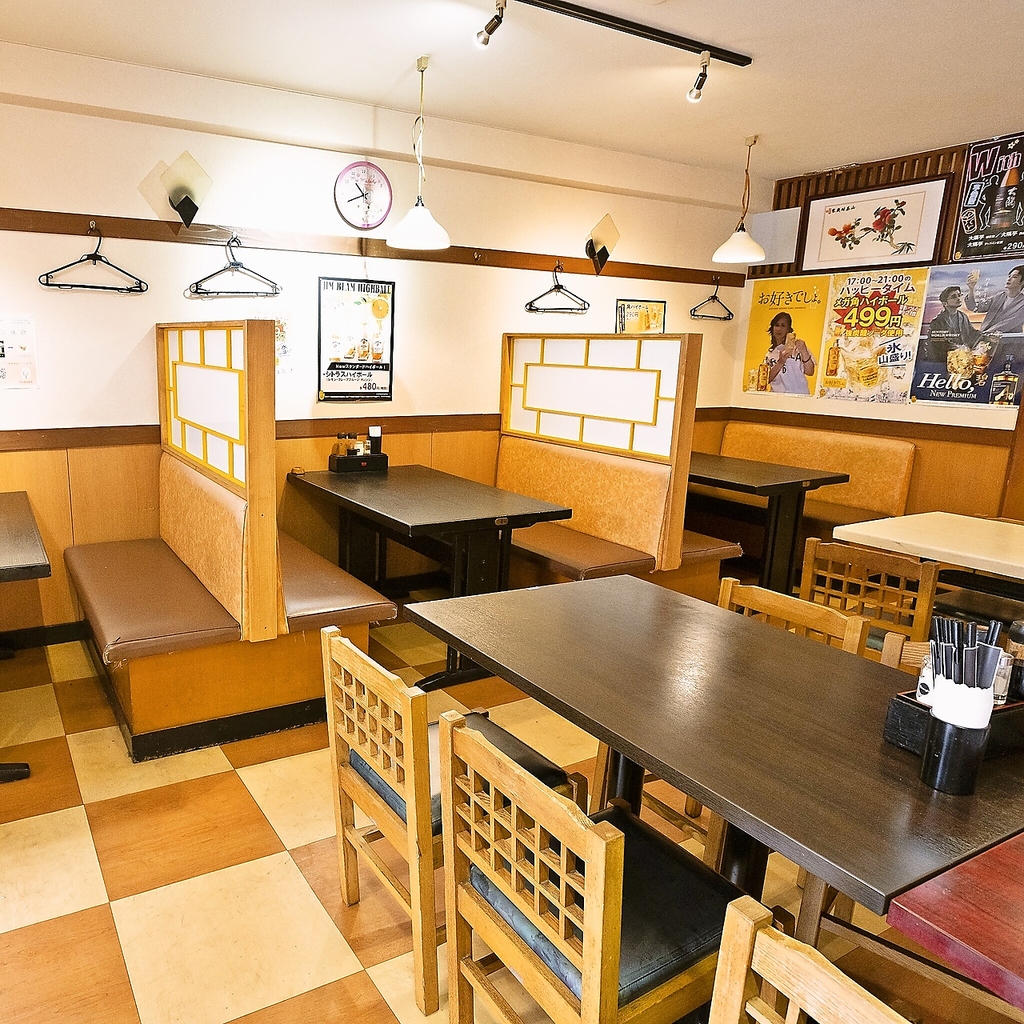 店内は木を基調とした落ち着いた雰囲気◎広々としていて居心地も抜群♪ゆったりとお過ごしください！