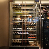 当店は豊富なワインセラーが魅力です。国内外から厳選されたワインが整然と並び、お料理に合わせて選び方を楽しむことができます。お食事を一層引き立てるワインとのペアリングで、特別なひとときを演出します。どのワインを選ぶか、心躍る瞬間をお楽しみいただき、特別な思い出を彩る素敵な時間をお過ごしください。