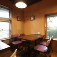 シックな紫の椅子と木のテーブルがレトロな空間を演出し、ゆったりとした時間を過ごせる4名掛けテーブル席。4席あり、友人同士やご家族での食事などにぴったりです♪