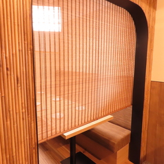 和モダンなテイストのすだれで仕切ることができるお席をご用意しております。プライベートでご家族で色々なシーンで安心して会話もできる空間ですので、特別な日やお祝い事にも最適なお席となっております。