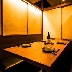 【ふかふかソファでリラックス◎自宅のようにくつろげる空間】まるで自宅のリビングにいるかのような、ゆったりソファ席を完備♪落ち着いた照明と心地よい空間の中で、選び抜かれた“大山鶏”や“京紅地鶏”の炭火焼き鳥（1本100円～）や、名物『鶏餃子＆黒豚餃子』をじっくり堪能。