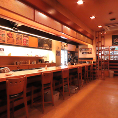 1階には、お仕事帰りや買い物ついでにふらっと立ち寄れるカウンター席をご用意しています♪目の前の鉄板で焼ける香りを感じながら、自分だけのペースでお好み焼きを堪能できる贅沢な空間です。お一人様でも気兼ねなくリラックスして過ごせるのが魅力です◎