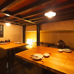 ゆったりとした時を過ごせるテーブル席をご用意しております。広々とした空間で、心地よい雰囲気の中、友人や家族との大切な時間をお楽しみください。リラックスしたひとときをお過ごしください。