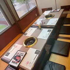 【全席完全個室です】少人数～ご利用可能。ゆったり寛げる掘り炬燵の個室で、鹿児島産黒毛和牛や鹿児島名物黒豚しゃぶしゃぶ、宴会にオススメの各種コース料理や23時以降の飲み放題もご用意しております。