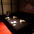 【2名から4名様用テーブル席】仕事帰りにふらっと一杯、仲間との気軽な飲み会にご利用下さい。少人数でゆったりお過ごしいただける空間。名物博多もつ鍋や馬刺しなど本格九州料理と、厳選芋焼酎を囲めば会話も弾みます。日常使いにも、ちょっとした記念日にも。皆様のご来店を心よりお待ちしております。
