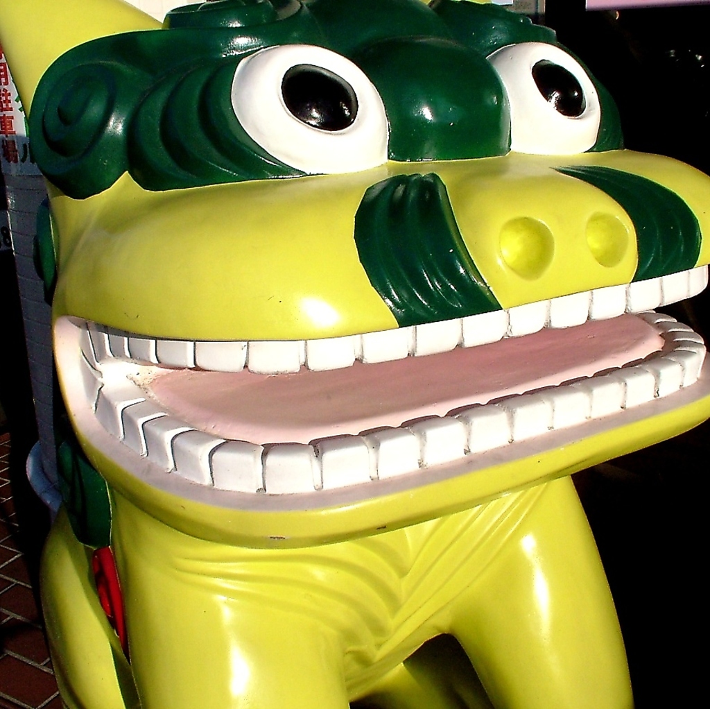 【入口】可愛いシーサーがお出迎え♪店内にもあちこちにいるよ！