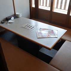 4名様用の個室は、ご家族での夕食や少人数での飲み会に最適なサイズ感！お子様連れでも安心してくつろげる清潔な空間を整えております。