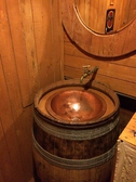 トイレの手洗い場もこだわって樽を改造して作りました！