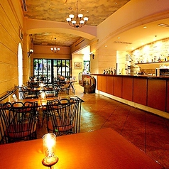 ランチ、カフェタイムに!開放的な空間でゆったりお過ごしください