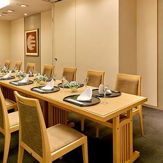 テーブル個室「連雀」は6名様までご利用いただけます。顔合わせや懇親会、女子会などにおすすめのお席です。周りを気にせずプライベート空間でお食事を楽しんでいただけます。是非様々なシーンでご利用くださいませ。また、個室料は3000円(税込)頂戴いたします。