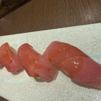 職人が丁寧に握るお寿司。本マグロを心ゆくまで味わう。