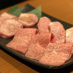 【肉】へのこだわり～熟練の職人による「手切り」～