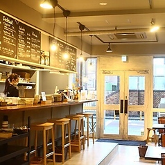 お一人様でも気兼ねなくご利用いただけるカウンター席もございます♪ランチやカフェタイムにサクッと食事を済ませたいときにもおすすめです◎店内の雰囲気を感じながら、ご自身の時間をゆっくりとお過ごしいただけます。