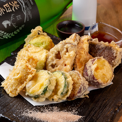 【◆サクッと口溶け◆】旬を楽しめる！野菜の天ぷら盛り合わせ　2人前　2200円の写真