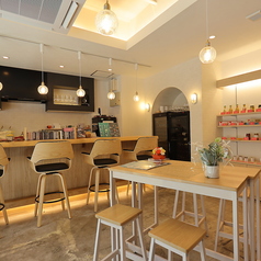 誕生日会・女子会・歓送迎会など、特別な集まりにぴったり。開放感のあるおしゃれな空間を、まるごと貸切でご利用いただけます。平日・土日ともにランチ／ディナーの貸切料金を設定しておりますので、お気軽にご相談ください。