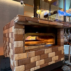 店内の石窯で焼く本格ピザ！