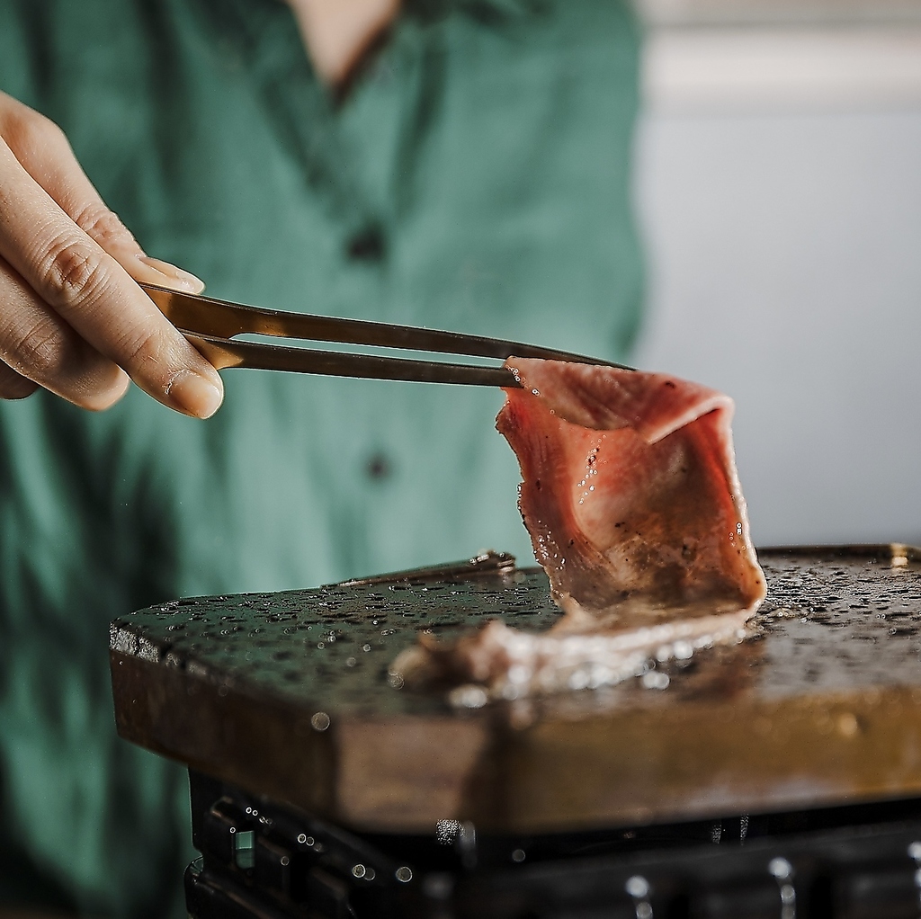 富士山の溶岩プレートによる230℃の低温調理&遠赤外線効果で黒毛和牛の旨味と水分を逃さずに満喫。