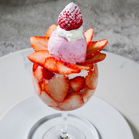 理想が詰まったお洒落な空間で、絶品パフェ・ケーキなどのスイーツをご堪能ください♪