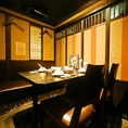 おこもり感たっぷりなテーブル席。ゆったりとしたお席で拘りのお鍋や自慢の創作料理で最高の時間をお過ごしください。