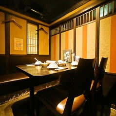 おこもり感たっぷりなテーブル席。ゆったりとしたお席で拘りのお鍋や自慢の創作料理で最高の時間をお過ごしください。